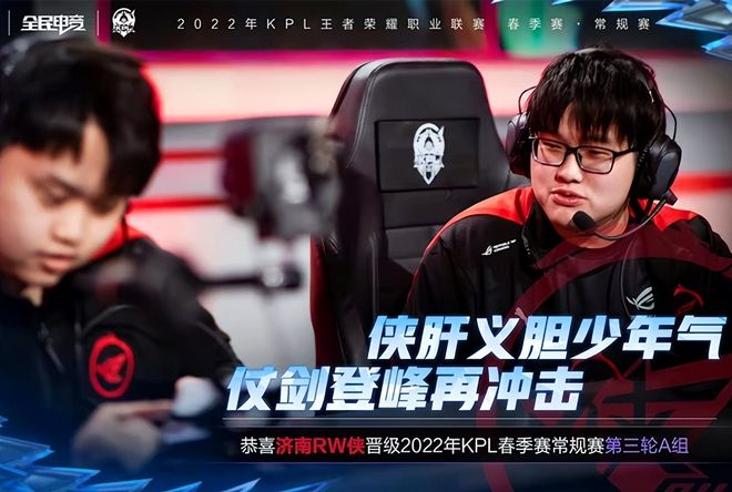 赛前传统,拉波尔塔和巴列卡诺主席互赠礼物